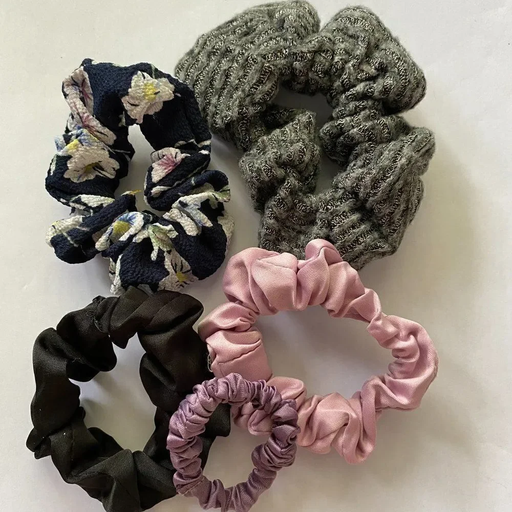 𝅺Set of 5 Scrunchies - Gray Purple Floral